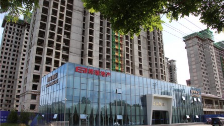 為家鄉(xiāng)臨洮的經(jīng)濟(jì)發(fā)展、城市建設(shè)增磚添瓦