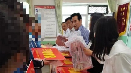  “99公益日-春蕾計劃她們想上學”募捐資金發(fā)放暨關(guān)愛活動儀式在辛店中學舉行